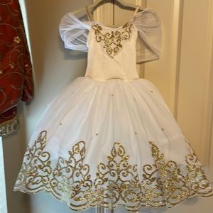 Costume gathering medium white ballet